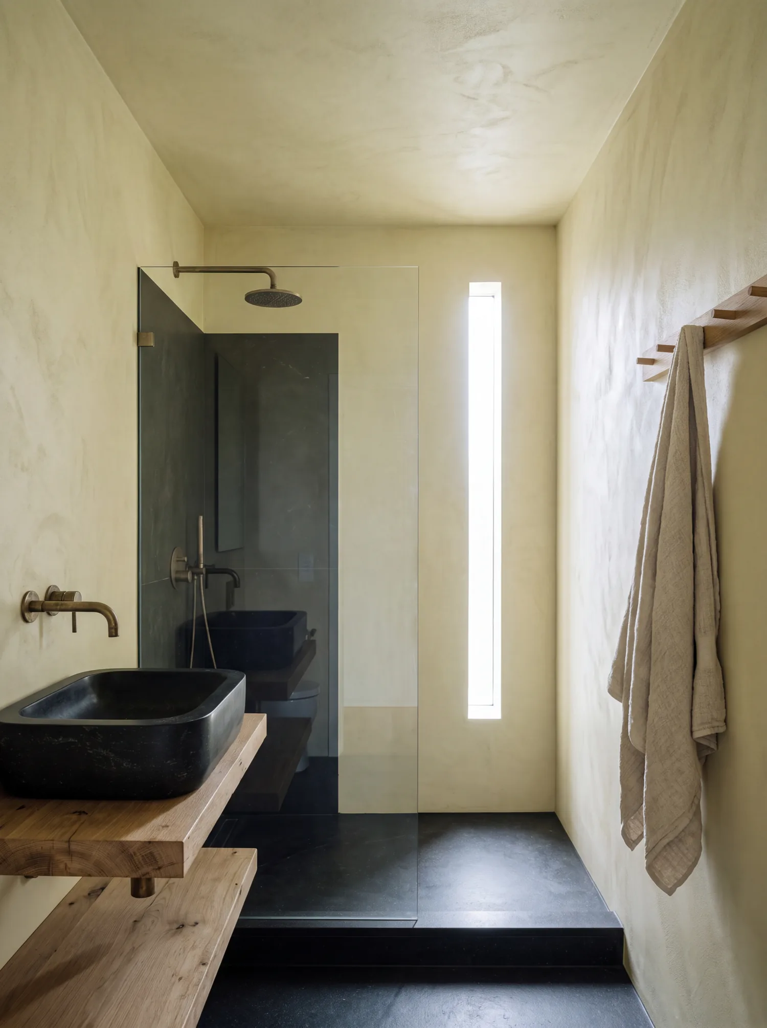 Bathroom in lime plaster and basalt